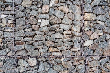 Gabion 'un yakın çekimi, metal ağdan yapılmış çitler inşaat mühendisliğinde kullanılması için, yol yapımı peyzaj.