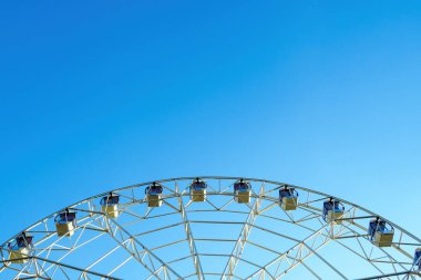 Güneşli bir günde mavi gökyüzünde beyaz dönme dolabın alt görüntüsü, boşluğu kopyala.