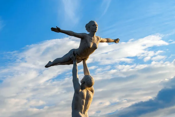 Sowjetische Parkskulptur Aus Fiberglas Mann Hält Frau Vor Blauem Himmel Stockbild