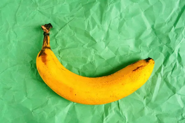 Banana Amarela Papel Verde Amassado Vista Superior — Fotografia de Stock