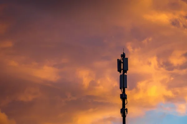 Mobiele Communicatie Toren Levendige Dramatische Wolken Achtergrond Avond Kopieer Ruimte — Stockfoto