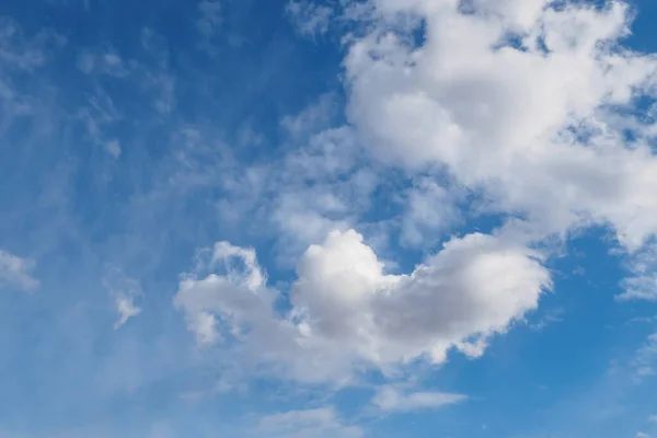 Cumulus Nuvens Céu Azul Ensolarado Primavera Fundo Natureza — Fotografia de Stock