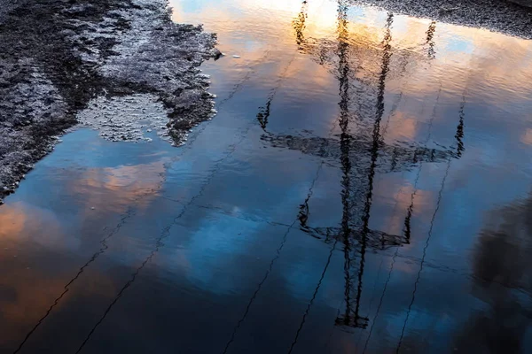 Reflexão Poça Torre Transmissão Fundo Céu Nublado Primavera Foco Seletivo — Fotografia de Stock