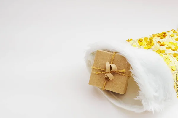 Caixa Presente Embrulhada Papel Kraft Amarrada Corda Saco Meias Natal — Fotografia de Stock