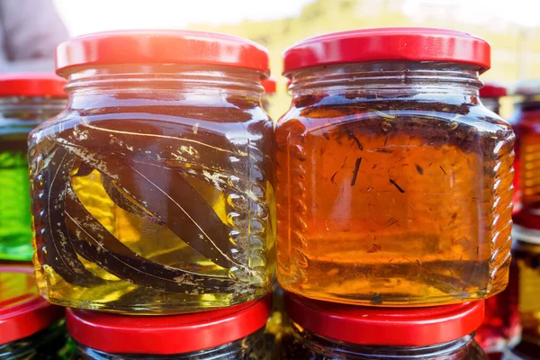 Close Two Glass Jars Honey Leaves Market — Stock Photo, Image