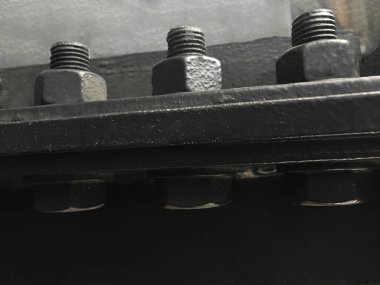 Fındık ve cıvatalar. Endüstriyel detaylar yığını, çelik bağlantı parçaları.