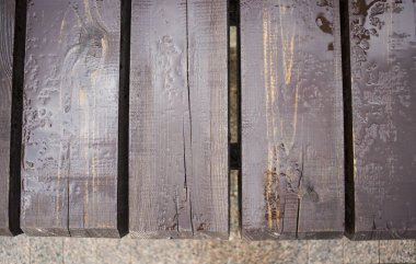 Kahverengi tahtalar yağmur damlalarıyla kaplı