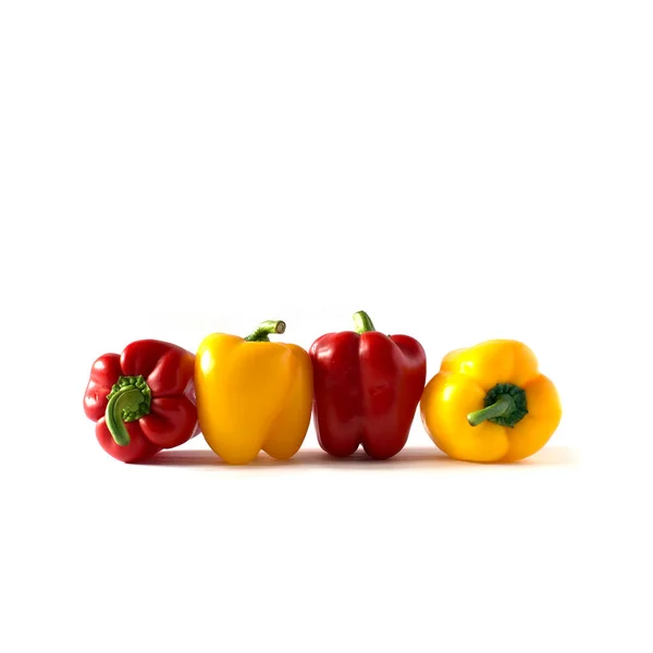 白の背景に隔離された4色の野菜の甘い赤黄色とオレンジの鐘唐辛子セット カラフルな新鮮な健康的な野菜 健康的な食品は 人間の健康への鍵です — ストック写真