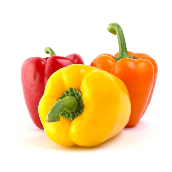 白の背景に隔離された4色の野菜の甘い赤黄色とオレンジの鐘唐辛子セット カラフルな新鮮な健康的な野菜 健康的な食品は 人間の健康への鍵です — ストック写真