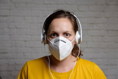 KN-95 koruma maskesi takan genç bir kadın. Virüs ve salgın hastalığın yayılmasını önlemek için koruyucu ağız filtresi maskesi. Hastalıklar, grip, hava kirliliği, corona virüsü konsepti