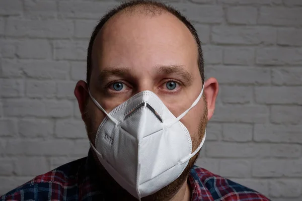 Young man wearing KN-95 protection medical mask. Prevention of the spread of virus and epidemic, protective mouth filter mask. Diseases, flu, air pollution, corona virus concept — Stock Photo, Image