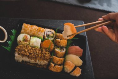 Çiğ taze somon suşi rulosu maki - Japon yemeği.