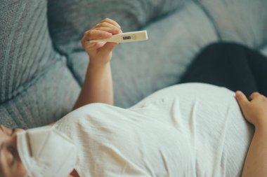 Evde dizüstü bilgisayarla çalışan bir kadın Coperid-19 Coronavirus, Business Finans ve Tasarruf Konsepti için endişeleniyor..