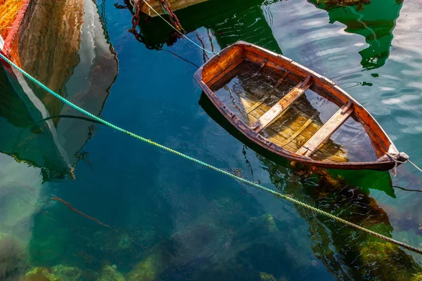 Sunken abandoned old fishing boat at the pier — Stock Photo, Image