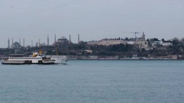 İstanbul Boğazı ve bir gemi geçiyor ve Mavi Cami, Ayasofya, Topkapı Sarayı Türkiye 'den