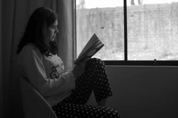 Femme Dans Fauteuil Assis Devant Fenêtre Lisant Livre — Photo