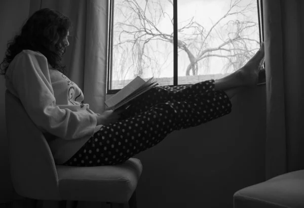 Femme Dans Fauteuil Assis Devant Fenêtre Lisant Livre — Photo