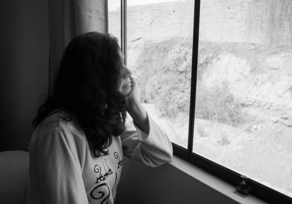 Femme Debout Devant Fenêtre Regardant Par Fenêtre — Photo