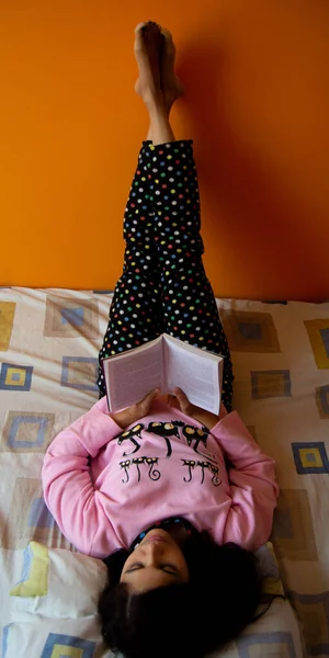 Mulher Deitada Com Pés Deitados Parede Lendo Livro — Fotografia de Stock