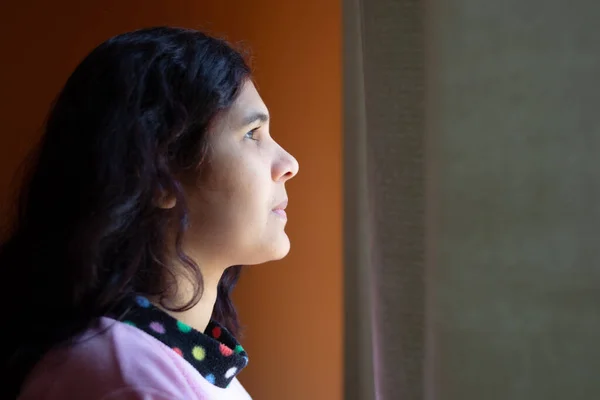 Mujer Pie Frente Ventana Mirando Hacia Fuera — Foto de Stock