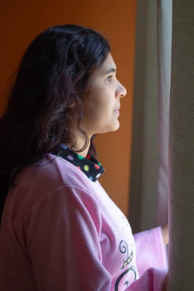 Mujer Pie Frente Ventana Mirando Hacia Fuera — Foto de Stock