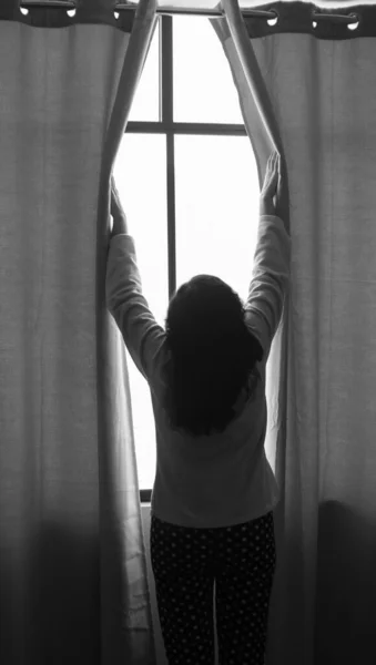 Femme Debout Devant Fenêtre Regardant Par Fenêtre — Photo