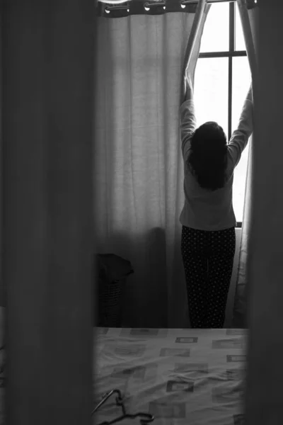 Žena Stojí Před Oknem Dívá Ven — Stock fotografie