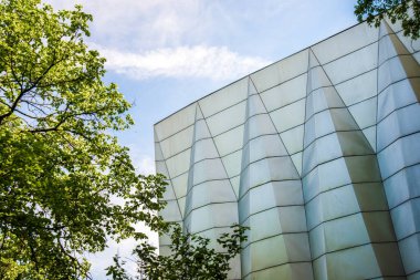 Moskova / Rusya - 18 Haziran 2016: Modern binanın yeşil kadın arasındaki metal duvar bölümü