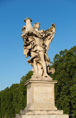 Roma 'da Sant' Angelo Kalesi yakınlarındaki Ponte Sant 'Angelo' da sütunlu tam boy bir Melek heykeli.