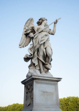 Roma 'da Sant' Angelo Kalesi 'nin yanındaki Ponte Sant' Angelo 'da Mızraklı Melek heykeli.