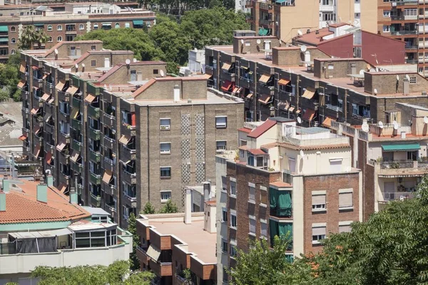 Güneşli bir günde, Barcelona 'nın çeşitli renkli çatılarının yüksek perspektiften çekimleri.