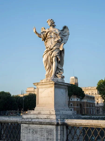 Roma 'da Sant' Angelo Kalesi 'nin yanındaki Ponte Sant' Angelo 'da çivili tam boy bir melek heykeli.