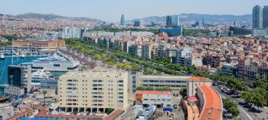 Nehirden dağa kadar Barcelona liman bölgesinin kartpostal görüntüsü. Merkezdeki ana turistik sokak yeşillerle dolu.