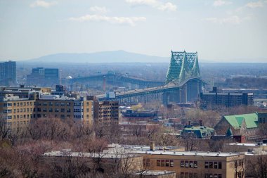 La Fontaine Parc yakınlarındaki 18. katın çatısından plato bölgesine kadar. Platonun yüksek çatısından Jacques Cartier köprüsüne doğru bakın..