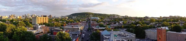 Mont Royal 'in 10. katından geniş görüş alanı, plato alanı, Ville Marie bölgesi ve Down-Town. Royal Dağı 'nın kuzeydoğu yakası. Rachel caddesinin dağdaki manzarası.