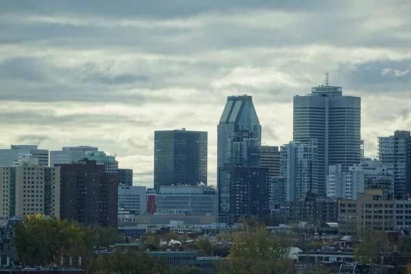 Nära Bild Några Skyskrapor Montreals Centrum Från Ett Avstånd Plateau — Stockfoto