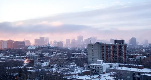 Montreal 'in 10. katındaki plato bölgesi bulutlu bir sabaha bakıyor.
