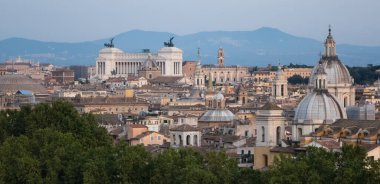 Roma şehir merkezi Janiculum tepesinden manzaralı.