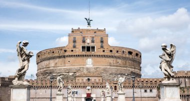 Roma / İtalya - 15 Eylül 2014: Saint Angel Kalesi 'nin önü ve yanında meleklerin olduğu bir köprü