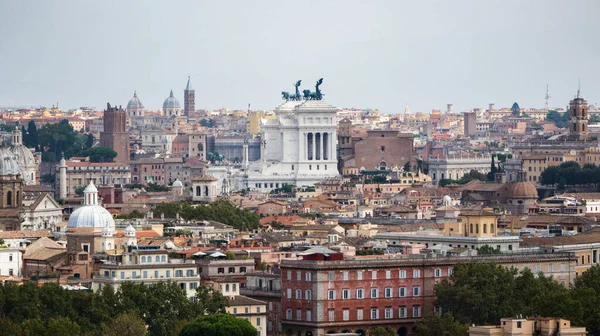 Roma şehir merkezi Janiculum tepesinden manzaralı.
