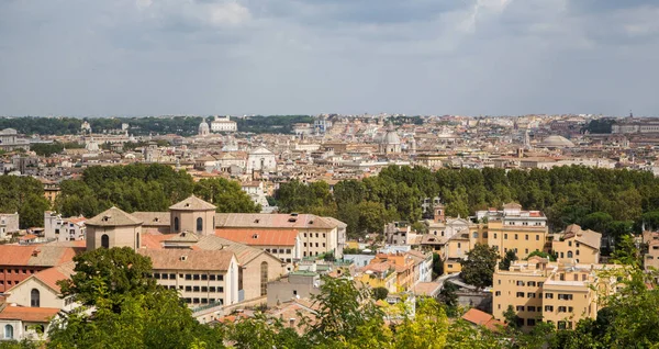 Roma şehir merkezi Janiculum tepesinden manzaralı.
