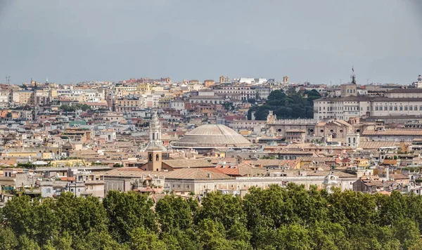 Roma şehir merkezi Janiculum tepesinden manzaralı.