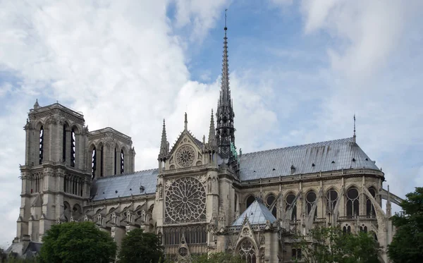 Güzel bir yaz gününde Notre Dame de Paris. Kilisenin yan resimleri..