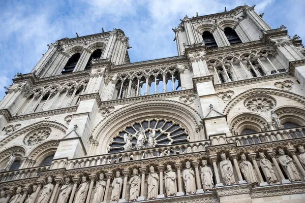 Güzel bir yaz gününde Notre Dame de Paris. Ön cephe perspektifi