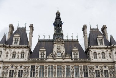 Rönesans tarzı, karanlık çatılı muhteşem bina, bacalar, saat, kule