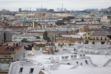 Saint Petersburgs 'un çatılarını katedral yüksekliğinden izleyin. Saint Petersburg farklı yönlerde.