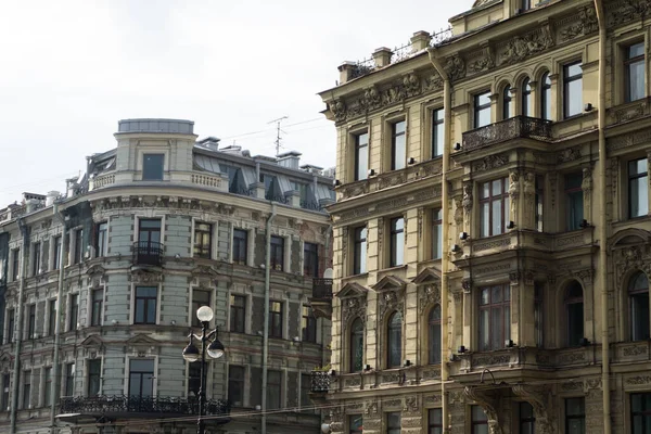 Nevsky 'de Saint Petersburg' un tipik iki klasik binasının köşesi / yan yana.