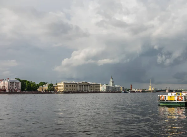 Вид Набережные Санкт Петербурга Берега Рек Лодки Вечернее Время — стоковое фото