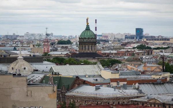 Saint Petersburgs 'un çatılarını katedral yüksekliğinden izleyin. Saint Petersburg farklı yönlerde. Kazan Katedrali