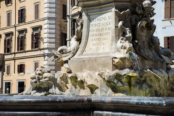 Roma 'nın temel taşı üzerinde yazılar var.